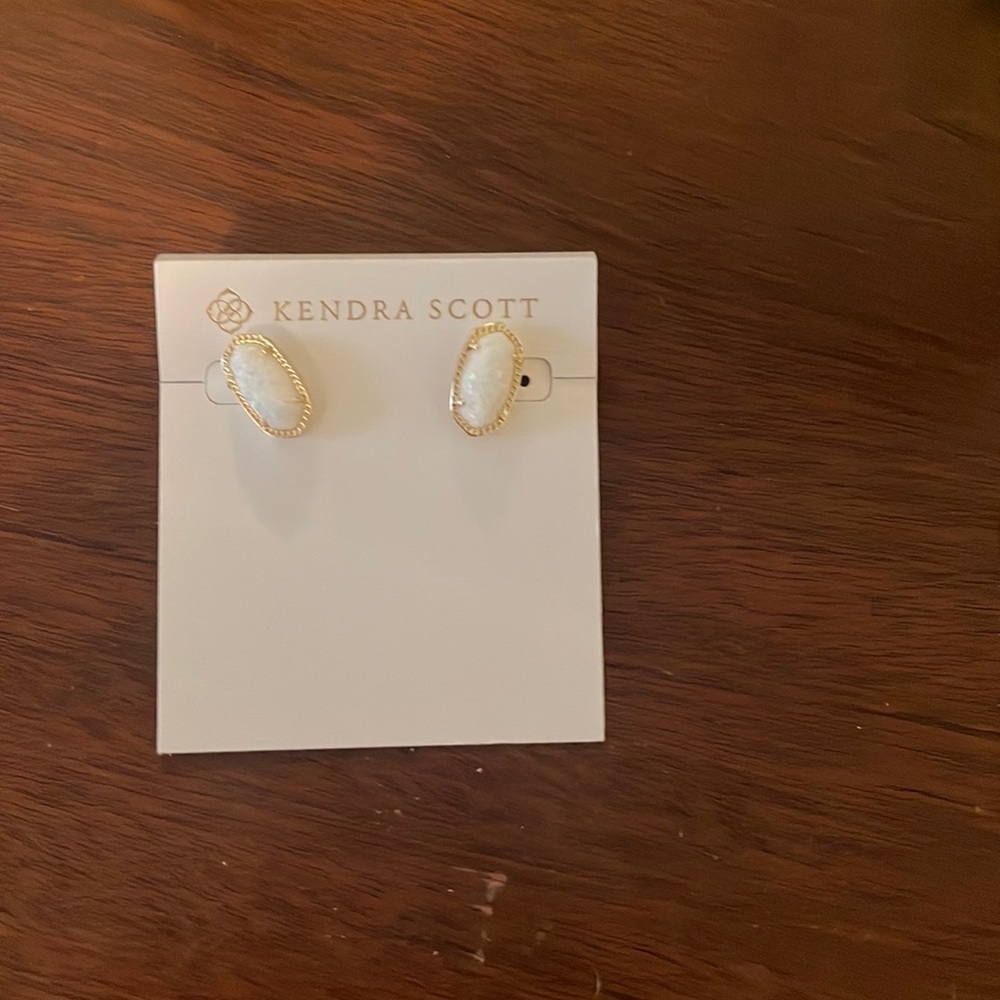 Kendra Scott Ellie Earrings in Gold White Opal